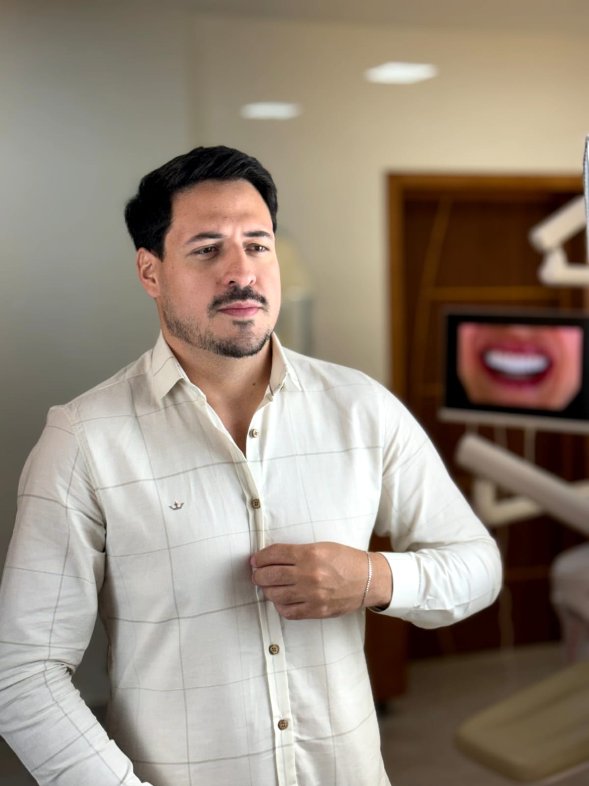 Dr. Rafael Rios em retrato profissional