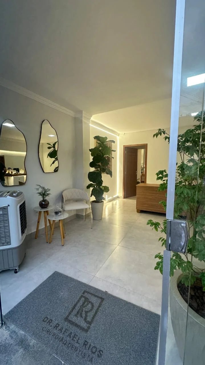 Entrada e ambiente interno do consultório