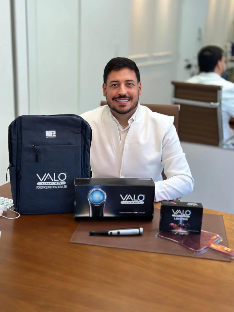 Dr. Rafael Rios em registro profissional no consultório